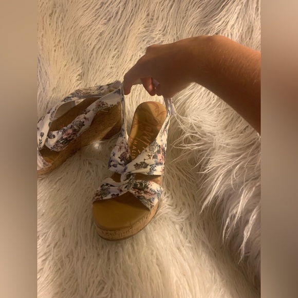 #419. Great condition! Like new!Women’s size 7 wedges heels!Beautiful design - Picture 2 of 6